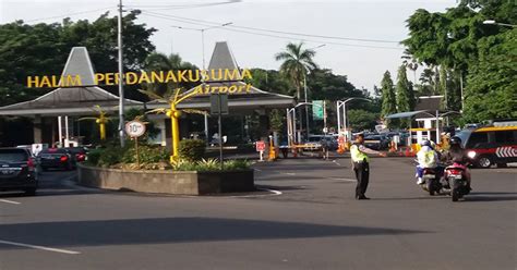 Hasanudin abdurakhman, seorang kolumnis, ilmuwan dan pengusaha, yang melakukan perjalanan hajinya yang pertama, kaget menyaksikan berbagai prilaku yang tak disangkanya sama sekali. Usai Runway Terkelupas, Penerbangan Haji dari Bandara ...