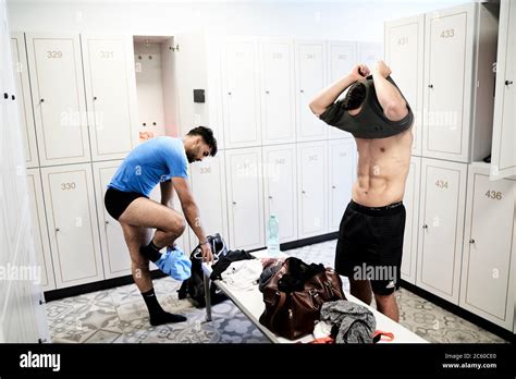 Zwei Männer in der Umkleidekabine im Fitnessstudio umziehen Stockfotografie Alamy