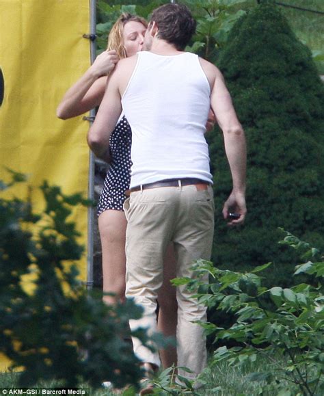 Ryan Reynolds Kisses Blake Lively As They Strip Down And Heat Up Th Of July Party Daily Mail