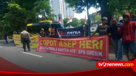 Tuntut Copot Asep Kepala Atr Bpn Gresik Puluhan Aktivis Pemuda Demo