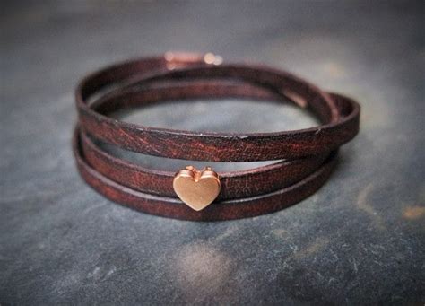 Braunes Wickelarmband aus Leder mit kleinem Herz in Roségold Geschenk