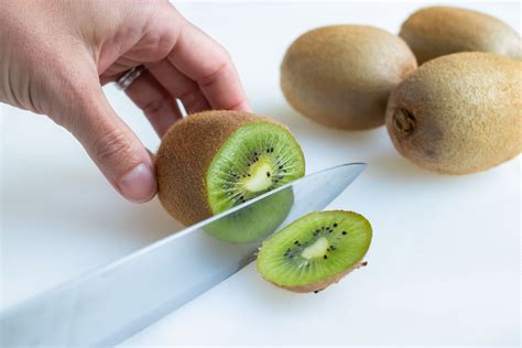 How To Cut A Kiwi 3 Quick Ways Evolving Table