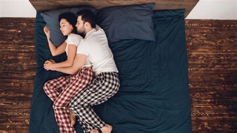 sleeping positions reveals about your love life Sleeping Pattern अब Partner क सथ सन क
