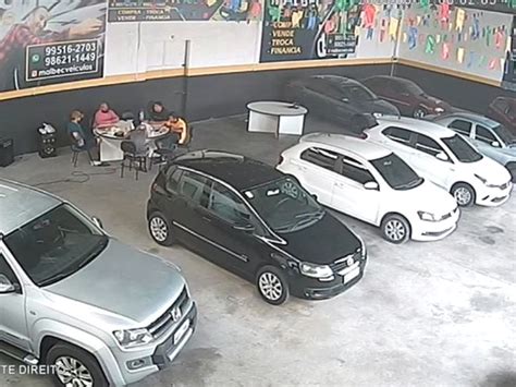 Vídeo Bandidos Trocam Tiros Com Funcionários De Loja De Carros Em