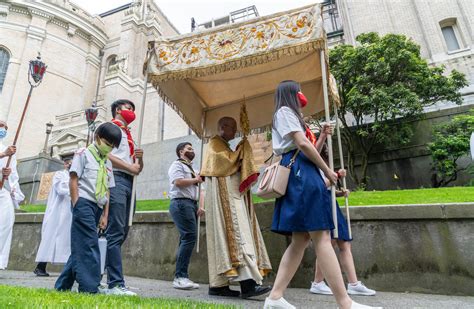Archbishop Closes Year Of Eucharist With Corpus Christi Mass Outdoor