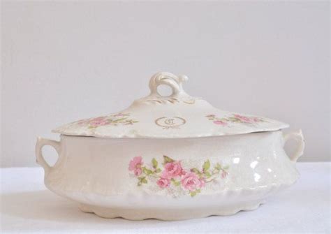 If a stylish casserole dish fit for a bold tablescape is what you're after, this bakeware set from the pioneer woman is for you. Homer Laughlin Hudson rare floral rose pattern casserole ...