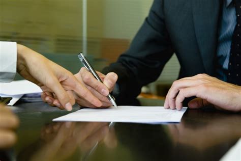 Executive Signing Paperwork Lizenzfreies Foto 16713716 Bildagentur