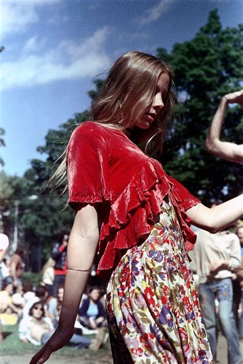 Candid Photographs Capture Street Styles Of San Francisco Girls In The Early S Artofit