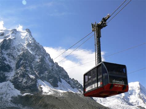 Depuis le cœur de la station de la mongie, le téléphérique du pic du midi vous transporte en 15 minutes à 2877 mètres d'altitude. Cabine du second tronçon du téléphérique de l'Aiguille du ...