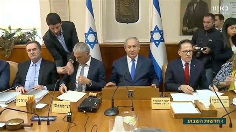 תחילה, ממש מהשבוע, יש להתחיל ולגבש במשרד האוצר את תקציב המדינה לפרטיו, כולל חוק הסדרים עמוס בלפחות 40 רפורמות, שחלקן כבר הוכנו בעבר, אך אחדות מהן יאלצו לעבור. הממשלה אישרה את תקציב המדינה עד 2019 | מתוך חדשות השבוע 12 ...