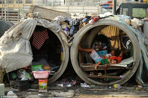 Pictures Show Families Forced To Live In Pipes In Manilas Sprawling Slums Daily Mail Online