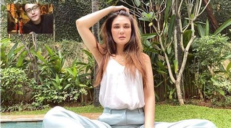 luna maya kenakan busana tanpa lengan saat di rumah penampilan di pinggir kolam jadi sorotan