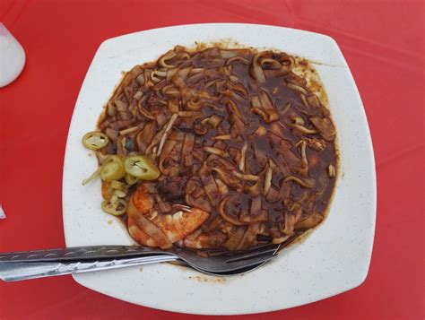 Char kway teow is the most popular dish of singapore, but it actually starts from malaysia but singaporeans modify its taste according to their taste with their special ingredients. KING'S CHAR KUEY TEOW ~ Gongreng