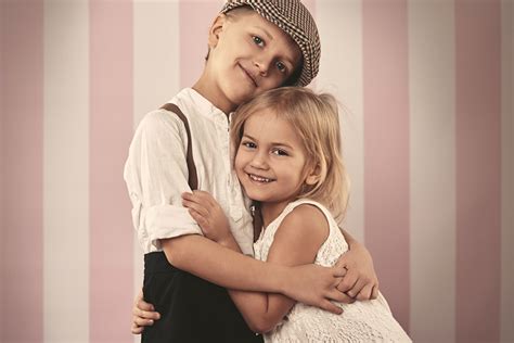 Fotos Von Kleine Mädchen Junge Lächeln Kinder Zwei Liebe Umarmung