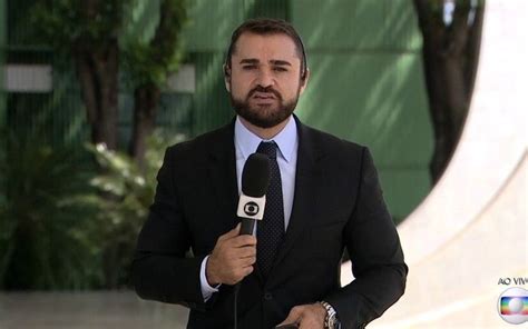Ao ser da conta de que estava sendo filmado, o âncora do telejornal disse que não pertence ao grupo de risco do coronavírus. Apresentador da Globo é atacado por furar quarentena em ...