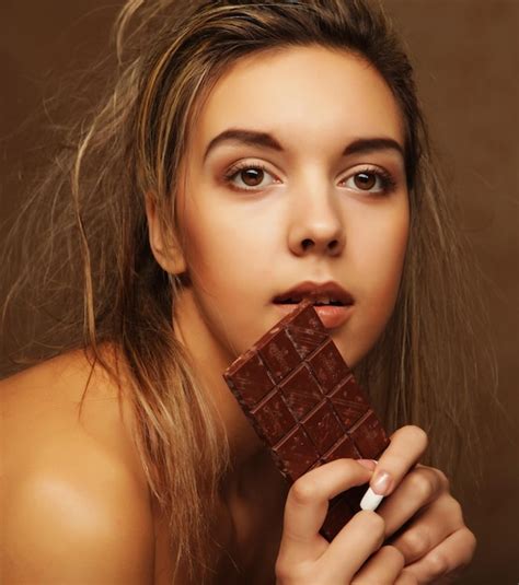 Gente De Estilo De Vida Y Concepto De Comida Hermosa Chica Rubia Con Chocolate Foto Premium