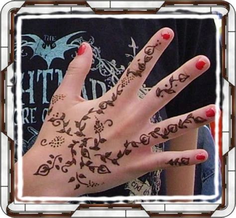 Although it's not exactly a tattoo, henna or mehndi is a paste that is made of dried henna leaves which is then placed in a cone shaped tube and applied on for women and men. Easy Henna Tattoos ~ Design