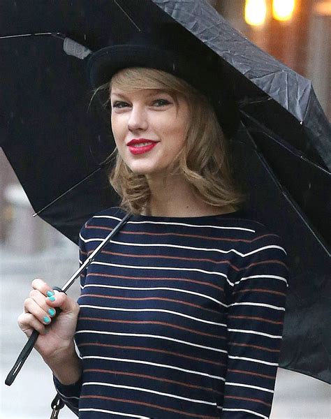 Taylor Swift Wears Red Lipstick To Do Everything—really Taylor Swift Street Style Wear Red
