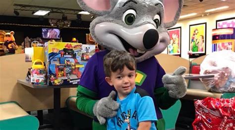 No One Showed Up To A 4 Year Olds Birthday So Chuck E Cheese