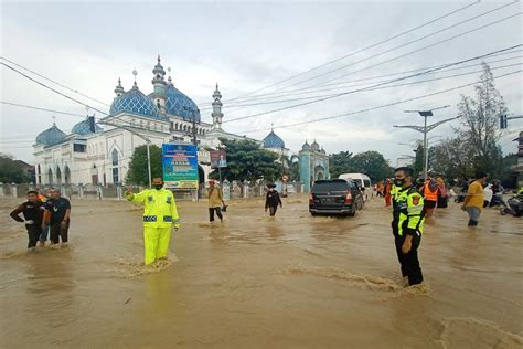 Banjir Di Aceh Utara Makin Parah Jalan Lintas Sumatera Macat Waspada