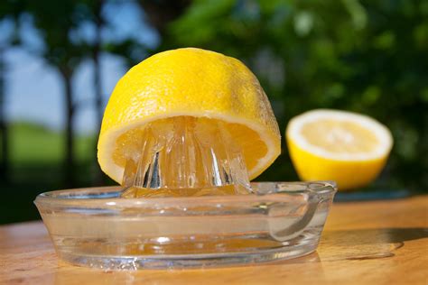 How To Squeeze Fresh Citrus Juice For Drinks
