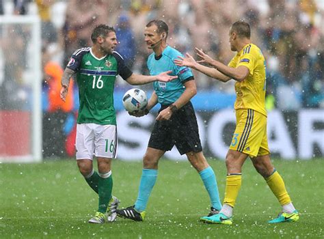 Ucrania vs irlanda del norte. Ukraine vs Northern Ireland at Euro 2016 halted due to ...