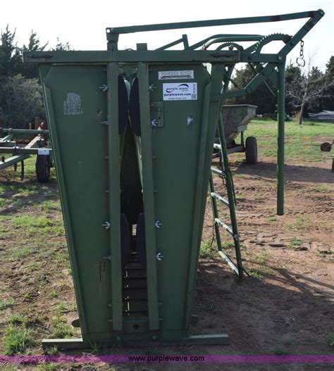 Powder River Squeeze Chute In Lindsborg Ks Item H5210 Sold Purple Wave