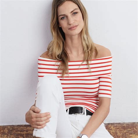 Though chopping your hair off can be totally liberating and is often the perfect way to revive a tired hairstyle, the thought of another important factor to consider when choosing the perfect short haircut is hair texture. How to Pull Off Off The Shoulder Shirts - Pretty Designs