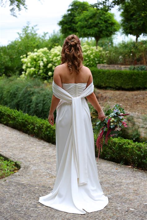 The embodiment of british fashion and an icon of the sartorial sphere, vivienne westwood's has been designing since 1971. Vivienne Westwood White crepe morocain corseted dress VW10 ...