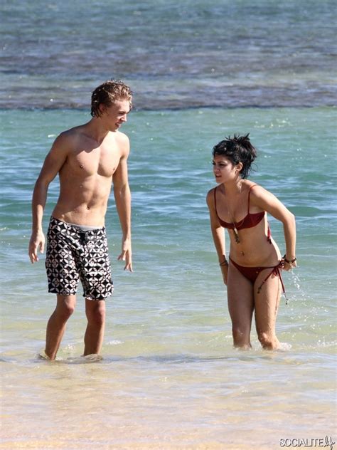 Vanessa Hudgens And Austin Butler Getting Intimate In Hawaii Vanessa Hudgens Photo