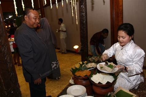 Dari pontianak menuju ke sebuah kota kecil yang bernama singkawang harus ditempuh selama empat jam. Dunia Kami: Review Vendor Catering Undu Mantu : Alfabet