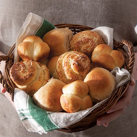I wanted to bring you guys a really great dinner roll recipe !! Homemade Dinner Rolls - Paula Deen magazine