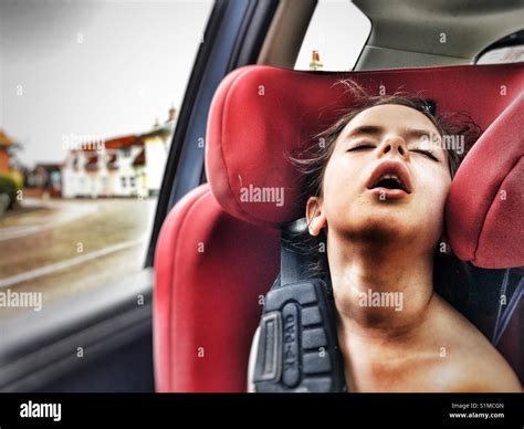 chica durmiendo en el asiento del coche fotografía de stock alamy