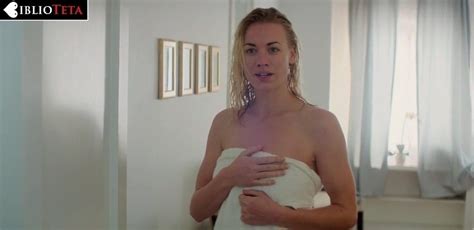 Yvonne Strahovski Desnuda En Manhattan Night La Biblioteta