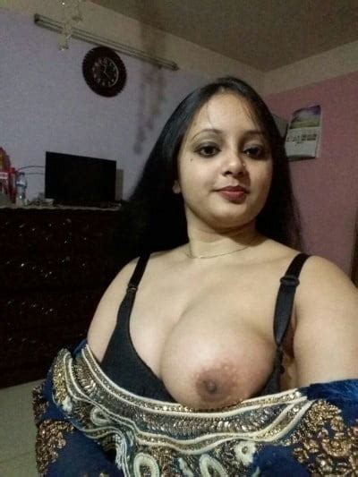 Bangla Desi Cute Wife Kaniz Fatema Take Selfie For Hubby Pics