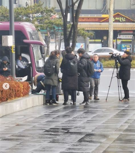가상세계 `따상상상`…맥스트, 사흘 연속 상한가; 실시간 EXO '첸'의 퇴출 요구 시위 현황 영상 및 사진 공개..."시위 ...