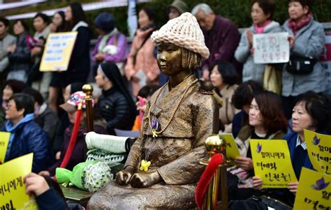 Japan And South Korea Agree Ww Comfort Women Deal Bbc News