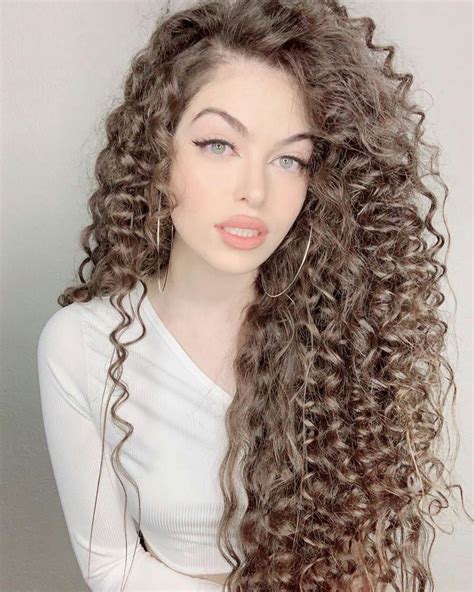 Pin By ღ ñ ã ş ť ẏ ãღ On Aesthetic Girls Beautiful Curly Hair Curly Hair Styles Hair Hacks