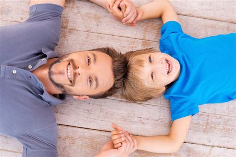 Papá E Hijo Felices Foto De Archivo Imagen De Feliz 41641262