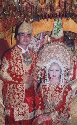 Setiap pakaian adat yang dimiliki oleh sumatera barat memiliki nilai filosofis yang menjadikan pakaian tersebut begitu unik. Pakaian Adat Tradisional Sumatra Barat | Wonderful Indonesia