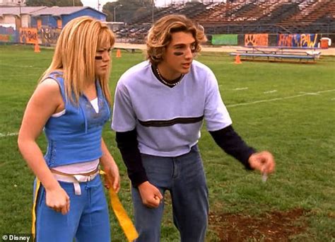 lizzie mcguire shocking details revealed writer of nixed reboot dishes on hilary duff s