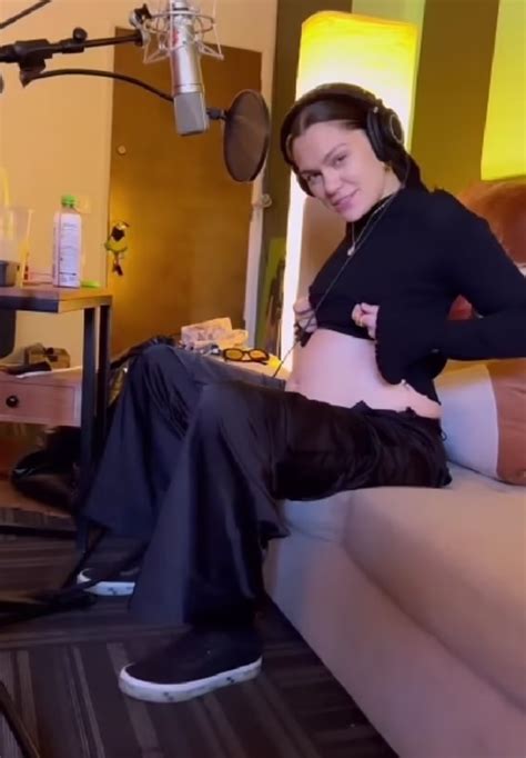 Pregnant Jessie J Breaks Into Tears As She Complains About Morning Sickness Small Joys