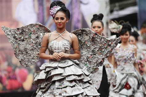 Seluruh busana daur ulang karya desainer indonesia ini dipamerkan di pacific place jakarta mulai 22 november sampai 8 desember 2019. Desain Baju Dari Bahan Daur Ulang