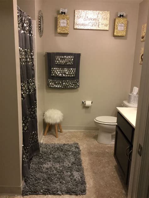 For bathrooms that feel a bit too dark or those that are on the smaller side, consider using pick out some pretty printed towels or bright solid colors that match with your bathroom's overall design how to decorate a bathroom sink. I love the way my bathroom turned out I'm almost done ...