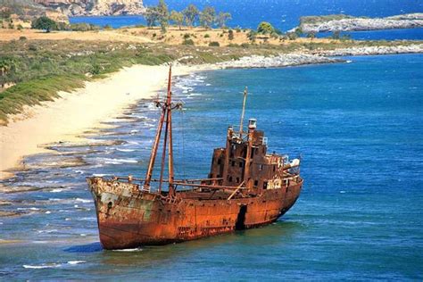 20 Haunting Shipwrecks Around The World Abandoned Ships Shipwreck