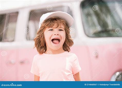 Gelukkig Kind In Roze Kleren Auto Kinderhippie Gelukkig Peuter Kind