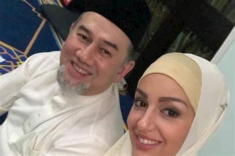 49 Year Old Malaysian King Sultan Muhammad V Resigns After Marrying A