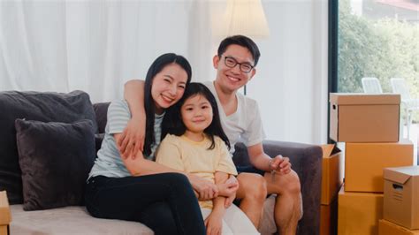 Para acceder a 'jóvenes propietarios' es necesario que cumplas con algunas condiciones: Los jóvenes propietarios de viviendas asiáticos felices ...