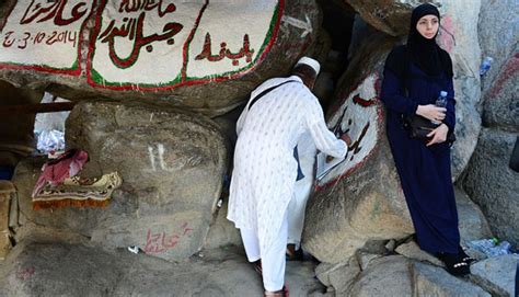 Calon Haji Ramai Ramai Kunjungi Gua Hira Foto