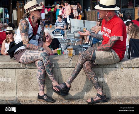 Stark Tätowierte Menschen Chat In Der Nähe Von Strand Von Brighton Stockfotografie Alamy